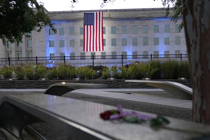 Una bandera de Estados Unidos es desplegada en el Pentágono, en Washington, el sábado 11 de septiembre de 2021.