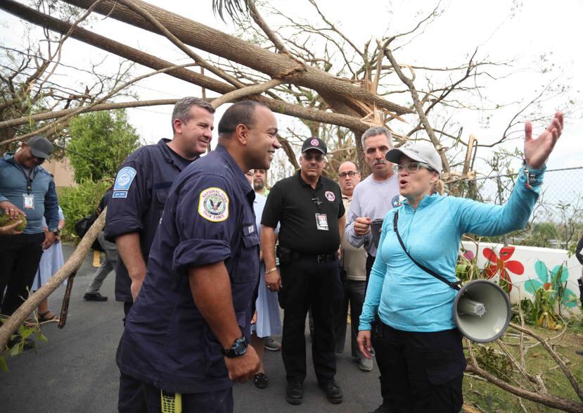 Funcionarios de FEMA junto con la alcaldesa de San Juan, Carmen Yulín Cruz.