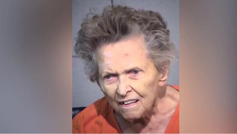 La anciana no mostró ningún arrepentimiento cuando era escoltada a comisaría. (Captura/ Maricopa Co. Sheriff's Office)