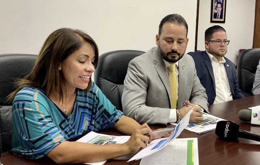 De izquierda a derecha, los alcaldes de Salinas, Villalba y Guayanilla: Karilyn Bonilla Colón, Luis Javier Hernández y Nelson Torres Yordán. (Suministrada)