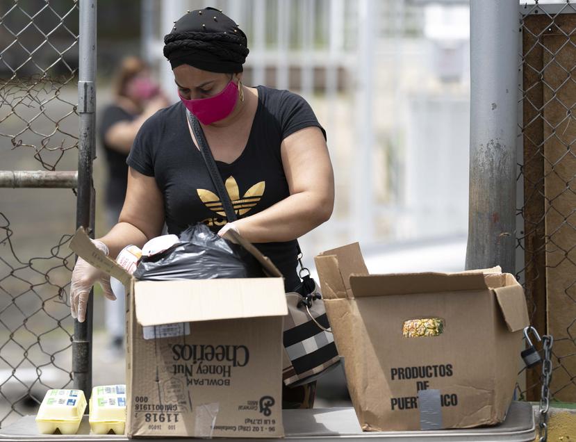 Una voluntaria del colectivo Comedores Sociales en el Centro de Apoyo Mutuo establecido en el casco urbano de Caguas.