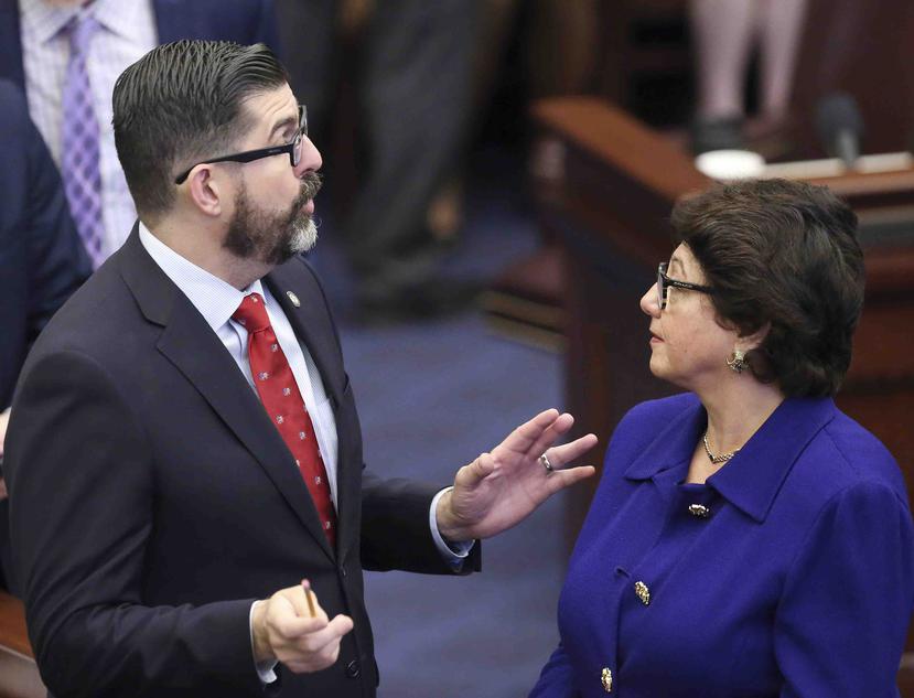 El senador republicano Manny Díaz y la senadora Kathleen Passidomo durante un sesión en Tallahassee, en Florida.