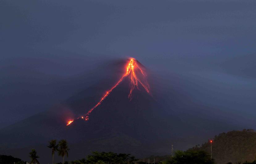 El volcán Mayón expulsa lava por su cráter, visto desde la ciudad de Legazpi, en la provincia de Albay, Filipinas, unos 340 kilómetros (210 millas) al sureste de Manila.  (AP/Earl Recamunda)