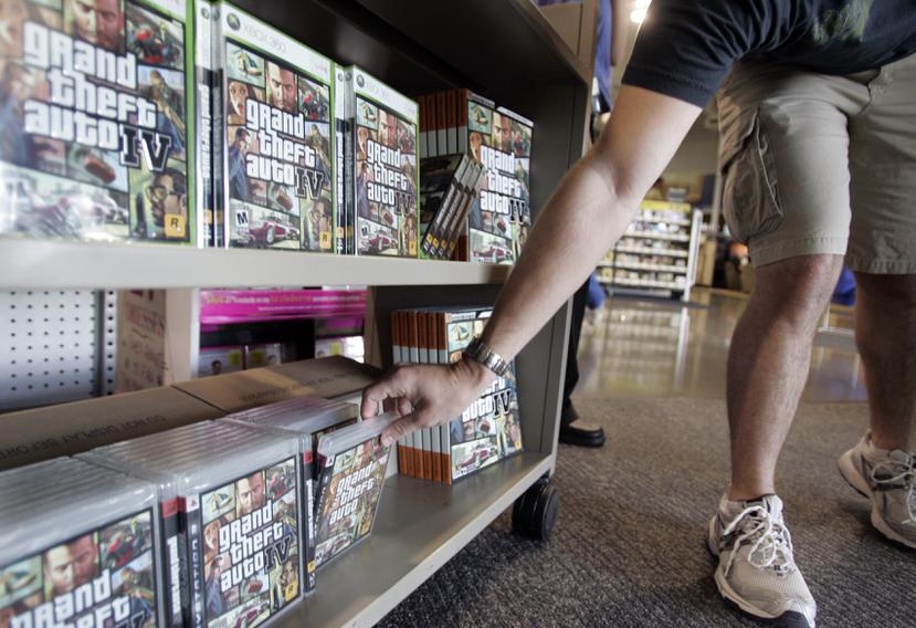 Un cliente de Best Buy compra una copia del juego "Grand Theft Auto IV" en una tienda en Mountain View, California, el 29 de abril de 2008.