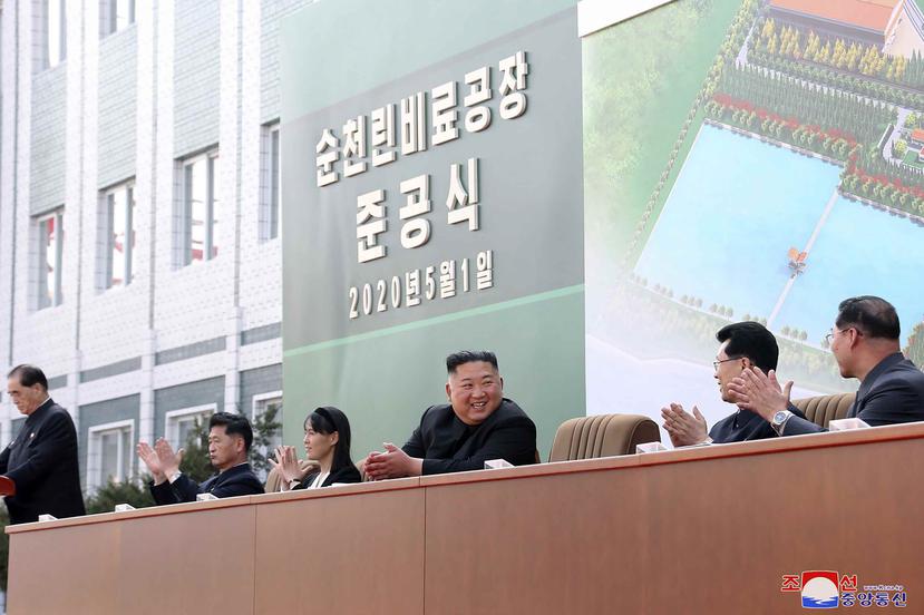 n esta fotografía del viernes 1 de mayo de 2020 proporcionada por el gobierno de Corea del Norte se muestra al líder norcoreano Kim Jong Un (centro) mientras aplaude, acompañado por su hermana Kim Yo Jong, durante una ceremonia en una fábrica de fertiliza