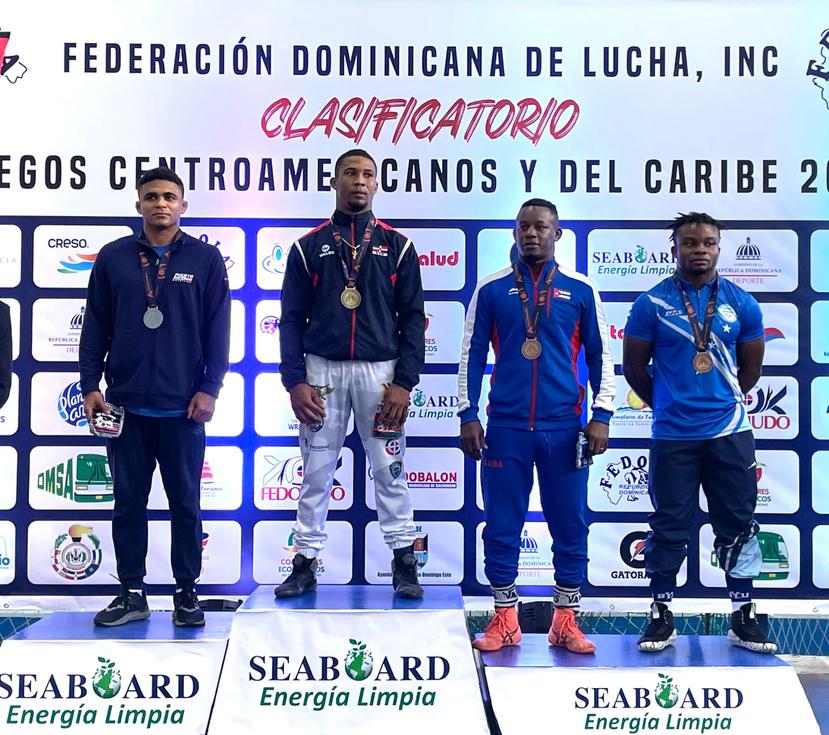 Franklin Gómez (extrema izquierda) consiguió una medalla de plata en el clasificatorio a los Juegos Centroamericanos y del Caribe.
