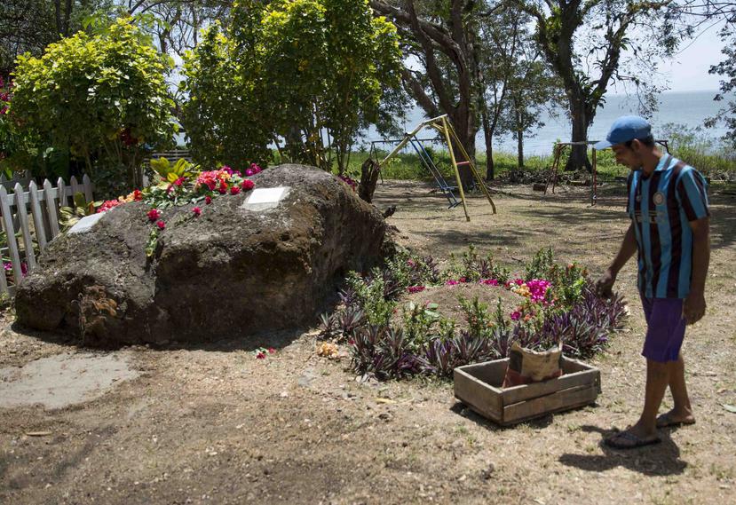 Un hombre camina frente al monumento "la piedra", donde fueron enterrados los restos del poeta y escritor Ernesto Cardenal en Solentiname (Nicaragua). (EFE)