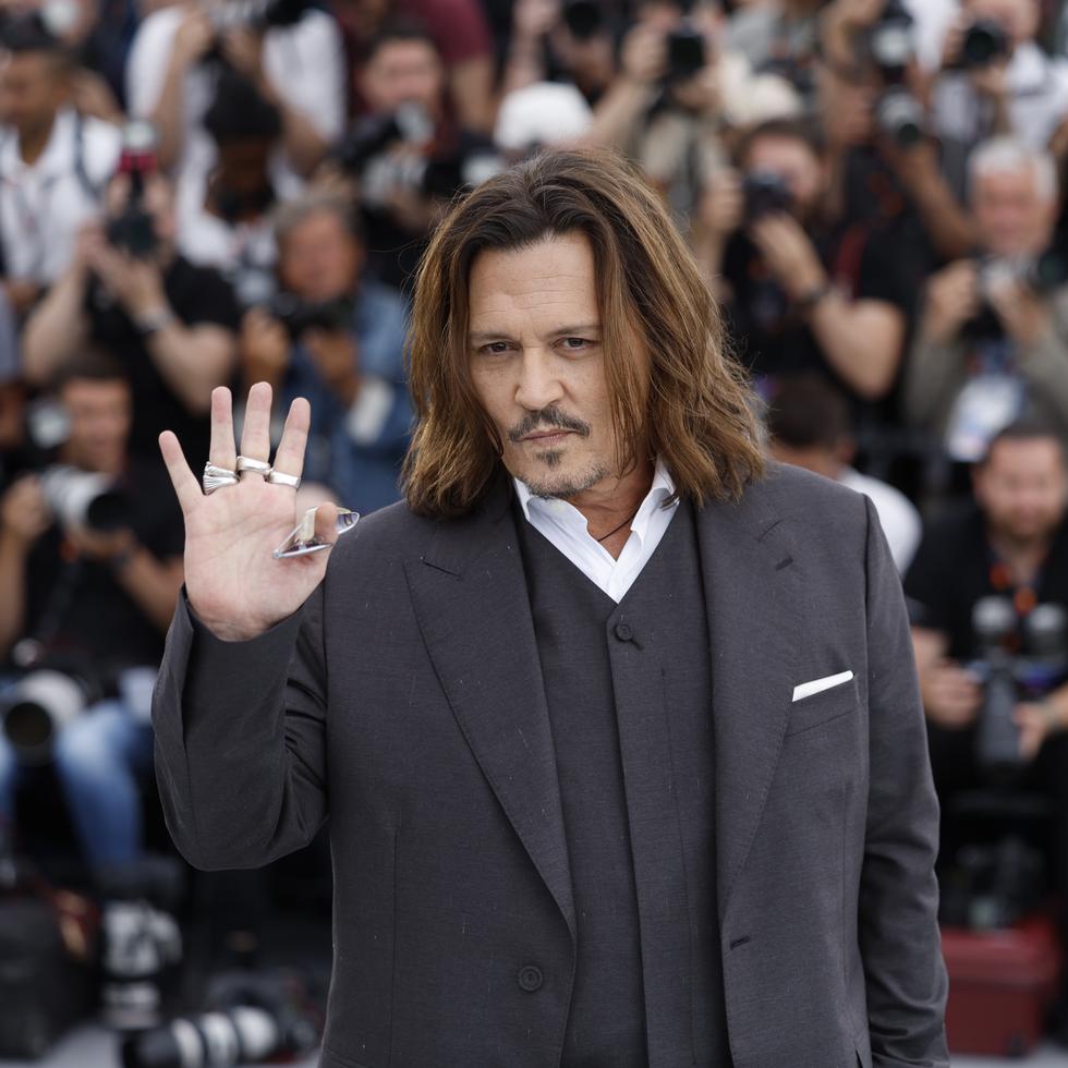 El actor Johnny Depp posa para los fotógrafos durante la primera alfombra roja en el Festival de Cannes del 2023.
