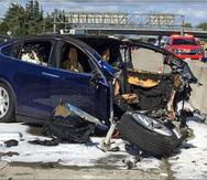 Fotografía de archivo del 23 de marzo de 2018 de rescatistas en el lugar en donde una camioneta eléctrica Tesla SUV se estrelló contra una barrera en la autopista 101 de Estados Unidos en Mountain View, California. (KTVU-TV vía AP)