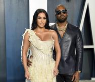 Kim Kardashian West, izquierda, y Kanye West llegan a la Fiesta de los Oscar de Vanity Fair en Beverly Hills, California, el 9 de febrero de 2020.