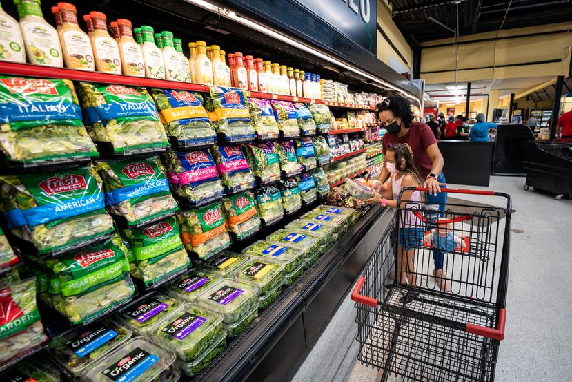 Consumidores acuden a los supermercados ante el posible paso de la tormenta Fiona este sábado.