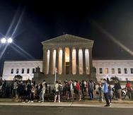Una multitud de personas se reúne frente al Tribunal Supremo el 2 de mayo de 2022 por la noche.