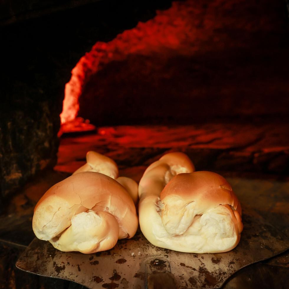 The famous “pan de la patita echá” (“dangly bread”) in La Patria’s oven.