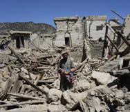 Un hombre lleva en brazos a su hijo entre los escombros luego de un terremoto en Gayan, en la provincia de Paktika, Afganistán, el 24 de junio de 2022.