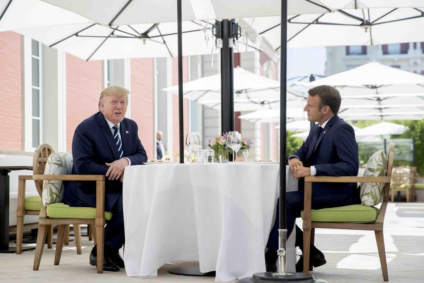 El presidente Donald Trump y su homólogo en Francia, Emmanuel Macron, tienen posturas opuestas a la consideración del cambio climático. (AP)