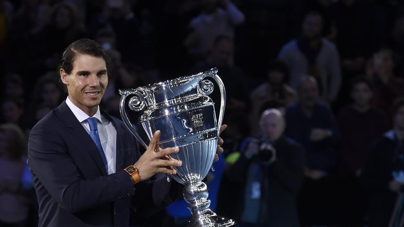 Rafael Nadal reacciona al recibir la copa de la ATP. (The Associated Press)