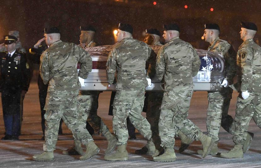 El cuerpo llegó a la base de la Fuerza Aérea en Dover. (AP)