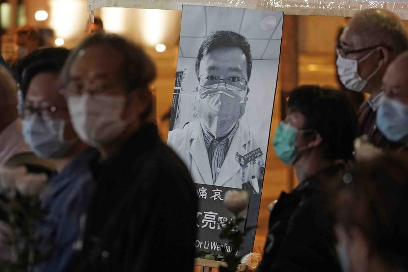 Imagen de vigilia realizada a inicios de febrero en memeoria del doctor Li Wenliang. (AP)