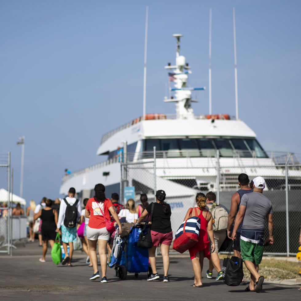 Imagen de archivo de pasajeros en el terminal de Ceiba, quienes se dirigen a la lancha para ir a Culebra.