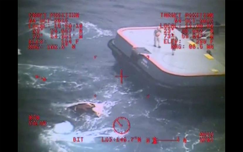 Fotografía cedida por la guardia costera estadounidense y tomada de un vídeo ayer, que muestra un bote salvavidas averiado y que pertenecía al barco "El Faro". (EFE/Guardia Costera Estadounidense)