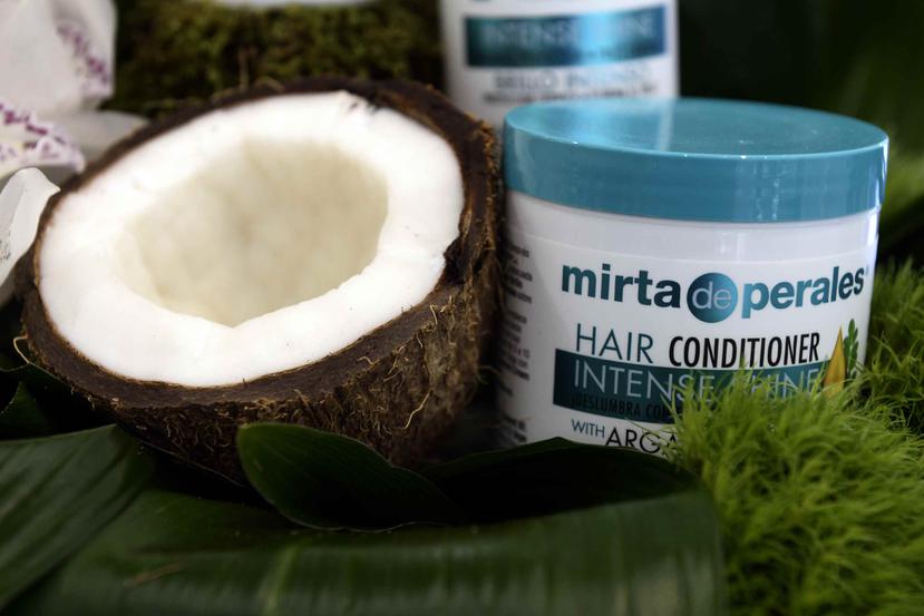 La mezcla de aceites de coco, argán y moringa tienen como propósito transformar el cabello seco y rebelde en un cabello suave, brillante y más manejable.