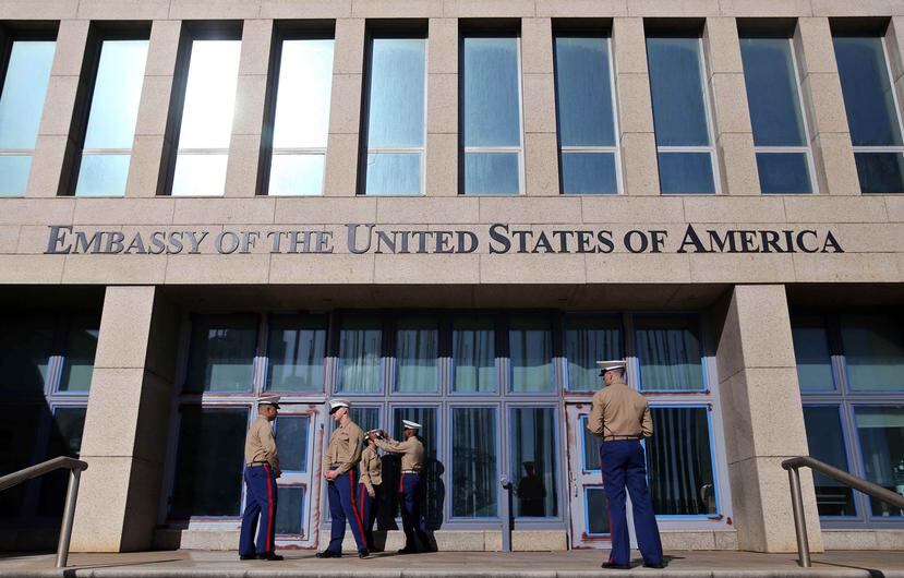 Varios marines del ejército estadounidense prestan guardia en la entrada de la embajada de Estados Unidos, en la Habana. (EFE)