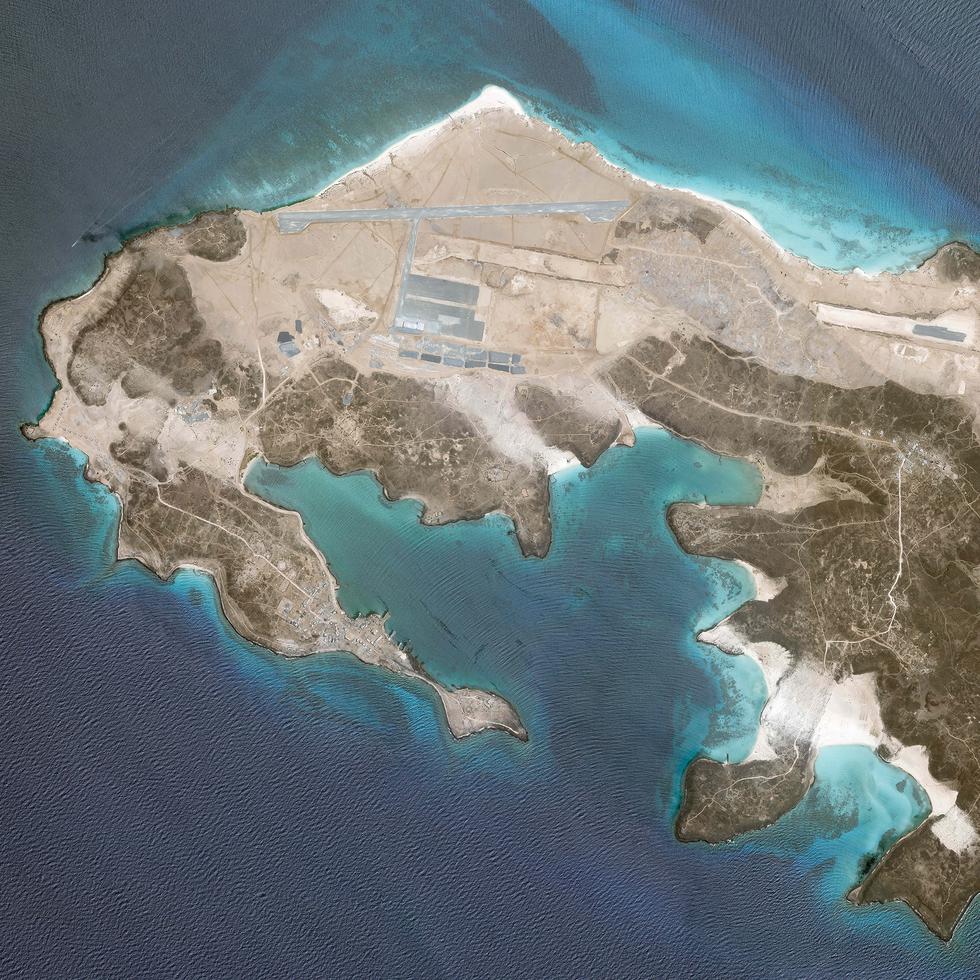 La foto satelital del 25 de mayo de 2021 distribuida por Planet Labs Inc. muestra una misteriosa base aérea en construcción en la isla volcánica yemení Mayun.