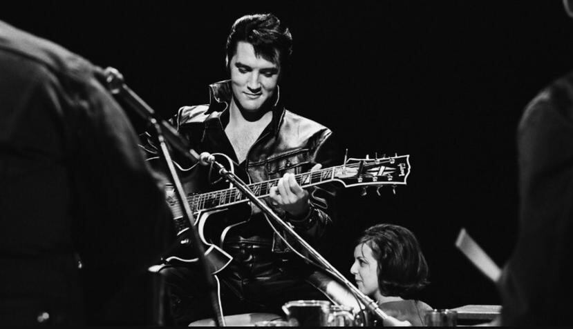 El cantante Elvis Presley arrojó positivo a muchas drogas, por ejemplo, codeína en una dosis 10 veces más alta de lo recomendado. (IMDB)