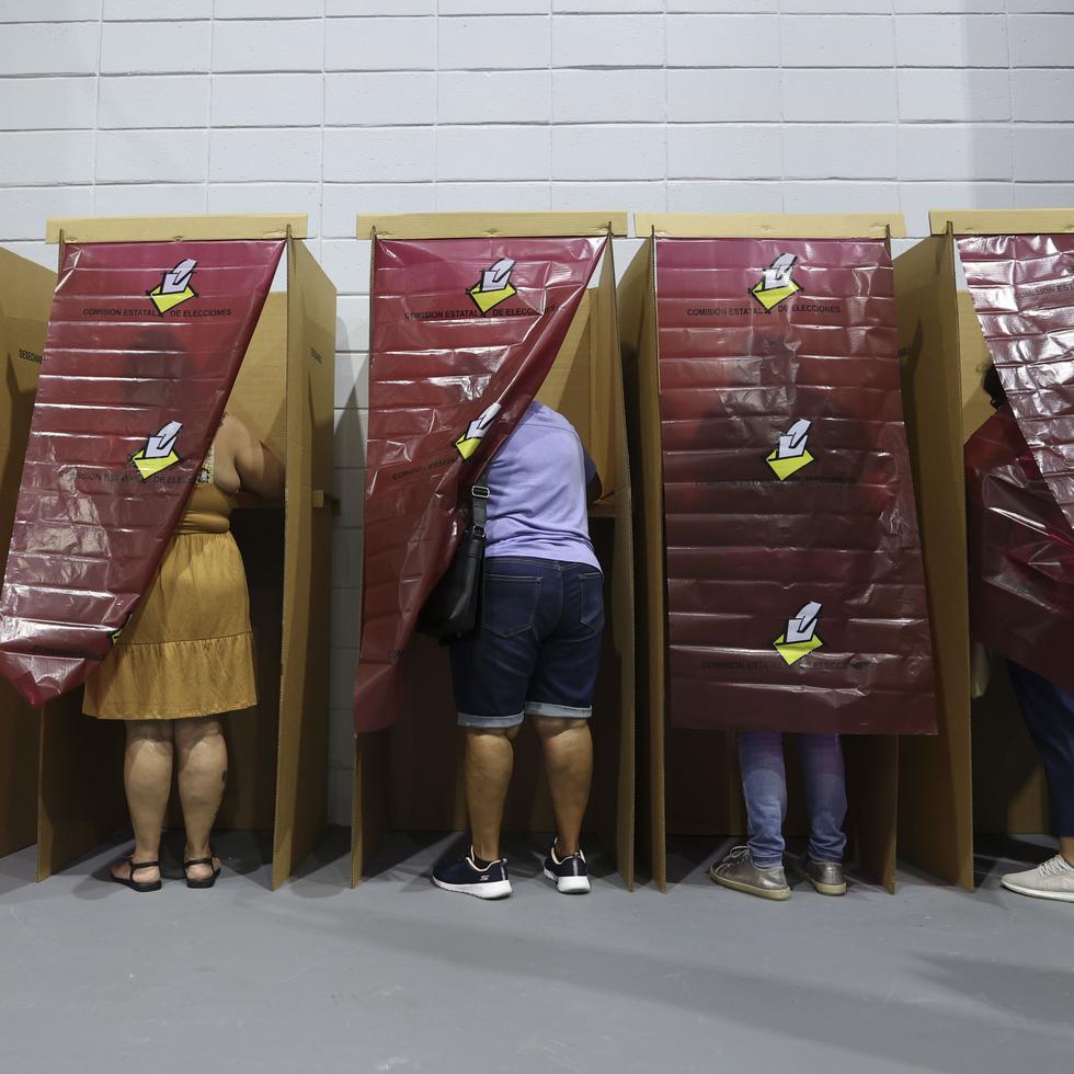 Electores que participaron el 17 de marzo en la votación para escoger a un nuevo presidente del Partido Demócrata en Puerto Rico.