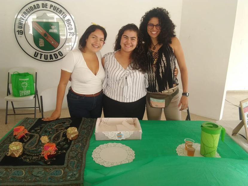 Denisse Ramírez, elabora exfoliantes naturales; Carmín Rodríguez produce helado de café bajo la marca Cafeli, y Valeria Santiago confecciona el “Herbal Iced Tea”, a base de poleo y limoncello. (Suministrada)