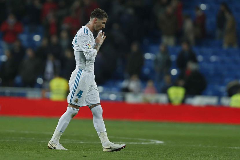 Sergio Ramos sale decepcionado del terreno tras la derrota del Real Madrid. (AP)