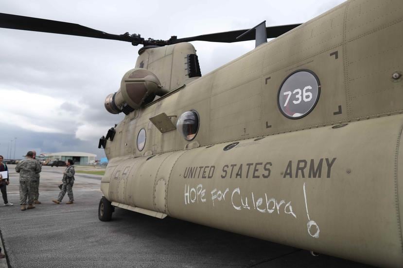 El helicóptero de carga Boeing CH-47 Chinook que llevará la planta eléctrica fue decorado con mensajes apoyo a los residentes de Culebra.