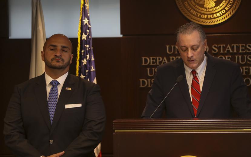 Stephen Muldrow, jefe de la Fiscalía federal en Puerto Rico, junto al director del FBI en la isla, Joseph González.