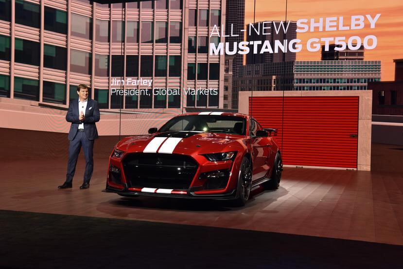 Jim Farley, principal oficial de mercados globales para Ford Motor Company, muestra el nuevo  Shelby GT500 Mustang, el modelo más rápido que ha producido Ford. (Suministrada)