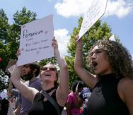 Manifestantes alzan carteles durante la Marcha de las Mujeres en Washington, el sábado 24 de junio de 2023.