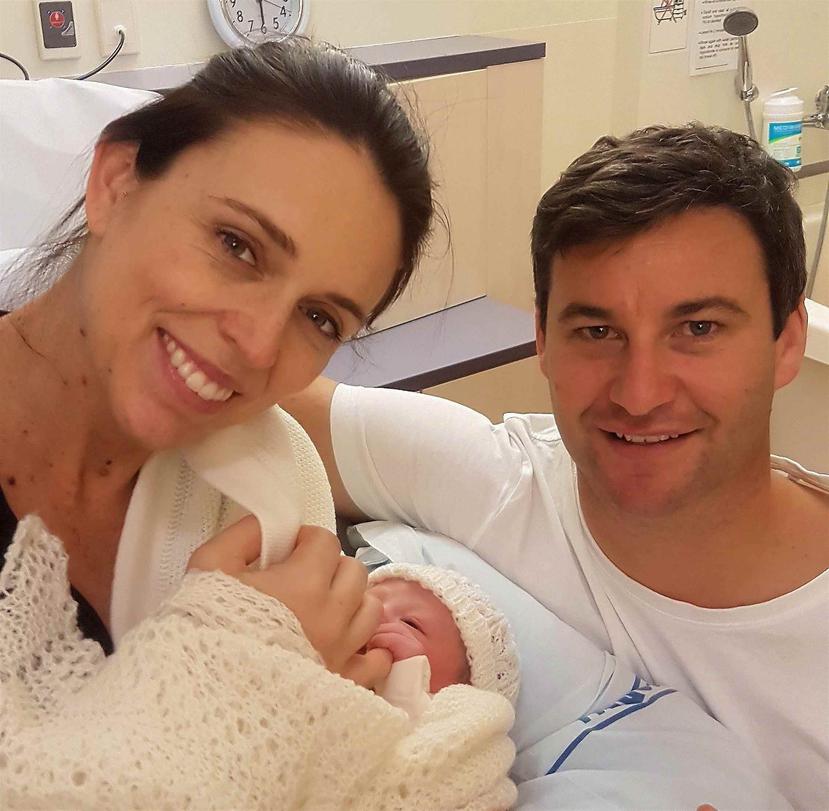 La primera ministra neozelandesa, Jacinda Ardern (i), junto a su pareja, Clarke Gayford (d), mientras posan con su hija recién nacida en un hospital de Auckland.  (EFE/ Felipe Trueba)