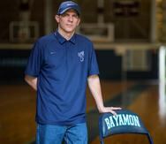 Gerardo “Jerry” Batista posa en la cancha del Recinto de Bayamón de la Universidad de Puerto Rico, donde trabaja como director atlético y entrenador del equipo femenino de baloncesto.