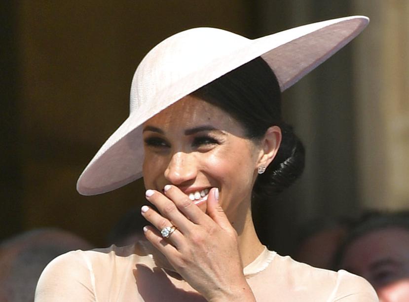 A pura sonrisa, Meghan Markle acompañó a su esposo en un festejo anticipado por los 70 años de su padre, el príncipe Charles. (Foto: AP)