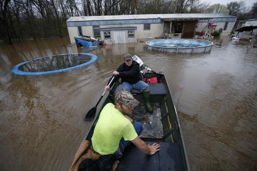 En Bossier City, 3,500 viviendas fueron desalojadas como precaución porque las aguas de un pantano se aproximaban al tope del dique. (AP)
