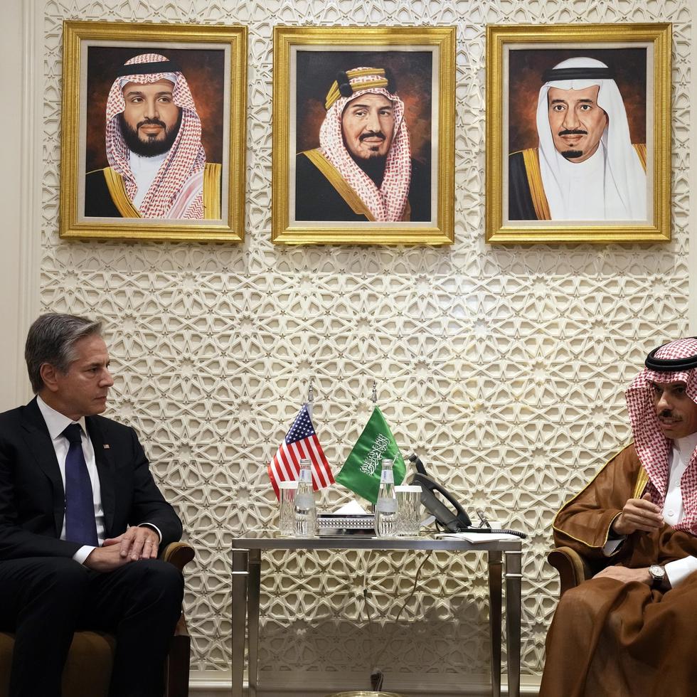 El secretario de Estado de Estados Unidos, Antony Blinken, a la izquierda, se reúne con el ministro saudí de Exteriores, el príncipe Faisal bin Farhan, en el Ministerio de Asuntos Exteriores en Riad, Arabia Saudí, el sábado 14 de octubre de 2023. (AP Foto/Jacquelyn Martin, Pool)