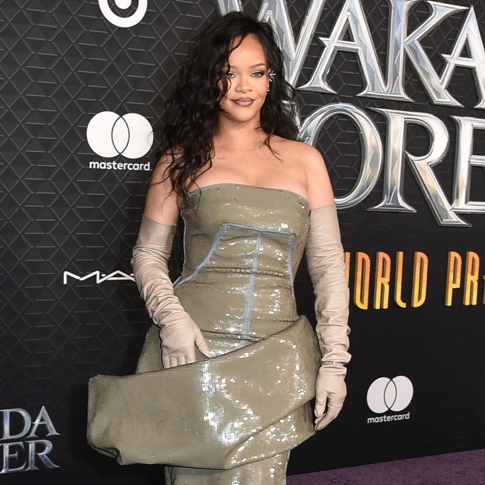Rihanna llega al estreno mundial de "Black Panther: Wakanda Forever" el miércoles 26 de octubre de 2022 en el Teatro Dolby en Los Angeles.