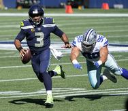 Russell Wilson, de los Seattle Seahawks (3) se le escapa al 'defensive tackle' de los Dallas Cowboys, Tyrone Crawford.