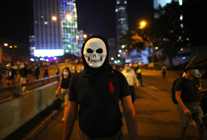 El uso de máscaras supondrá penas de hasta un año de prisión y multas de hasta 25,000 dólares hongkoneses ($3,188). (EFE)
