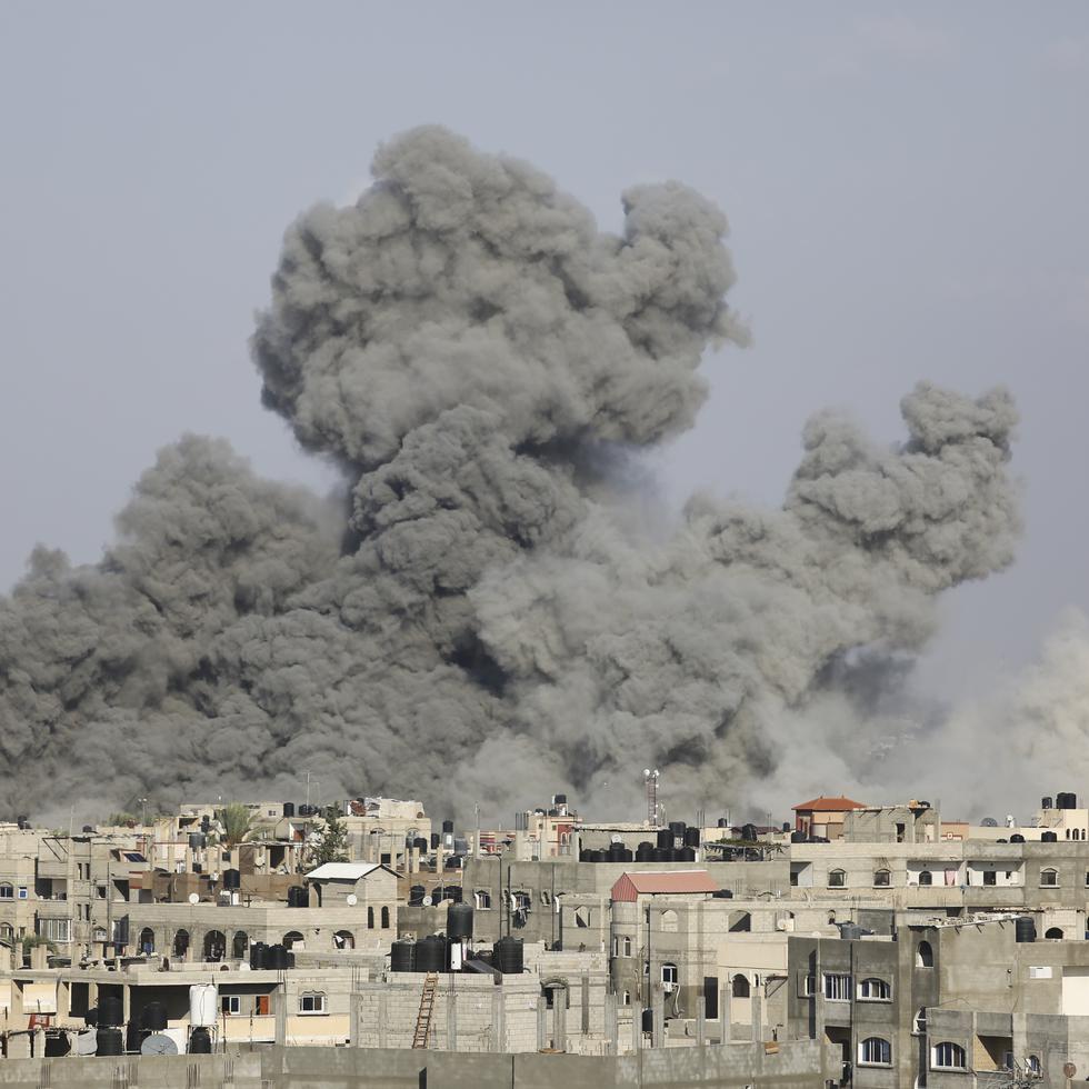 Humo se eleva tras los ataques aéreos israelíes en Rafah, en el sur de la Franja de Gaza.