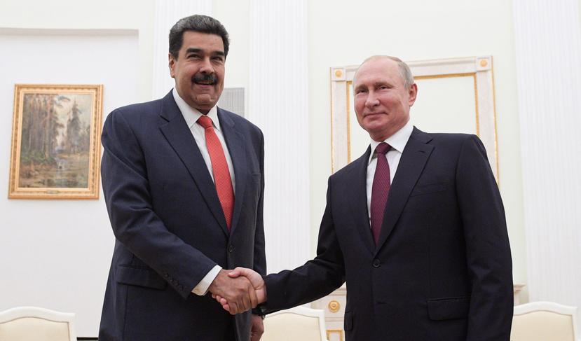 El presidente ruso Vladimir Putin recibe al gobernante venezolano Nicolás Maduro en Moscú. (Sergei Chirikov/AP)