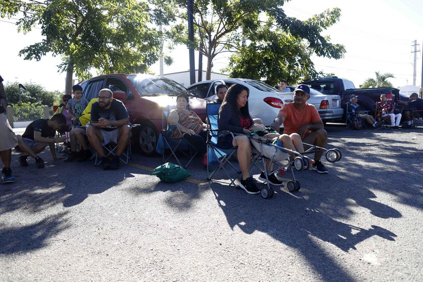 Ciudadanos se mantienen en un estacionamiento en Ponce por temor a regresar a sus hogares y que haya otro sismo. (EFE)