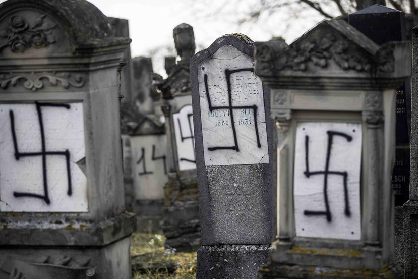 Esta imagen muestra tumbas profanadas con esvásticas en el cementerio judío de Herrlisheim, al norte de Estrasburgo, Francia. (AP)