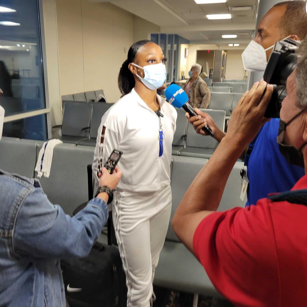 Jasmine Camacho-Quinn en el aeropuerto internacional de Orlando para viajar a Puerto Rico, donde se celebrará su victoria con medalla de oro en Tokio 2020.