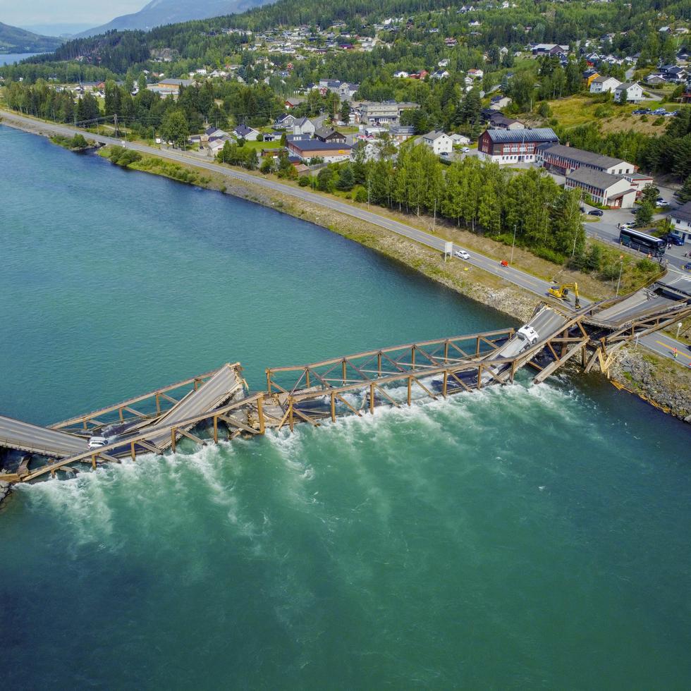 Una imagen de dron muestra el puente Tretten sobre el río Laagen, en Gudbrandsdalen, Noruega, el 15 de agosto de 2022.