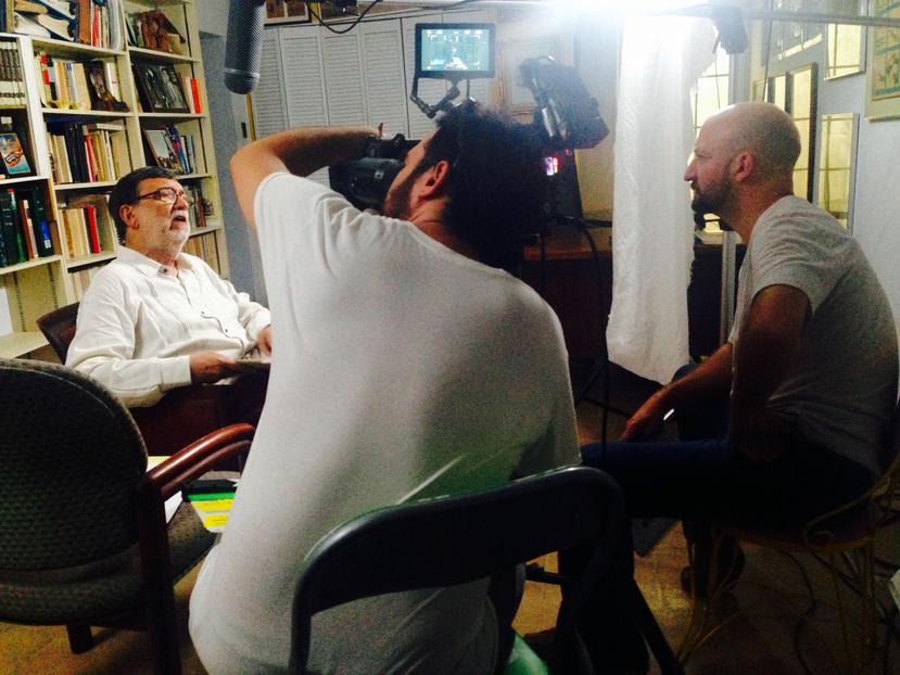 Javier Viqueira Keller junto a su equipo de filmación durante una entrevista al líder independentista Enrique Ayoroa, que formará parte del documental “Maravilla”. (Suministrada)